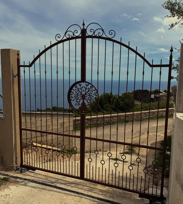 Portail forgé sur mesure en Corse — Saldatura Ferronnerie